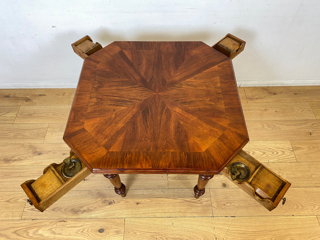 Vornehmer kleiner antiker Spieletisch in Nussbaum mit Balusterbeine und ausziehbaren Ablagen mit 7 Messing Aschenbechern I Tisch Holztisch Esstisch Küchentisch Spieltisch Pokertisch Kartentisch Gründerzeit Vintage I