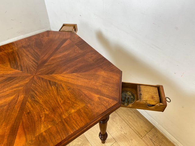 Vornehmer kleiner antiker Spieletisch in Nussbaum mit Balusterbeine und ausziehbaren Ablagen mit 7 Messing Aschenbechern I Tisch Holztisch Esstisch Küchentisch Spieltisch Pokertisch Kartentisch Gründerzeit Vintage I
