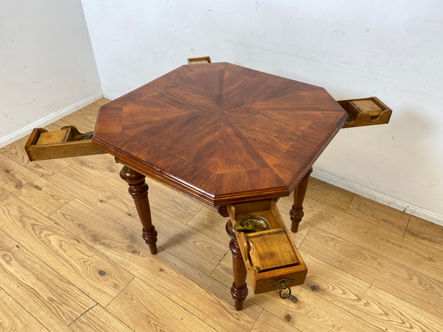 Vornehmer kleiner antiker Spieletisch in Nussbaum mit Balusterbeine und ausziehbaren Ablagen mit 7 Messing Aschenbechern I Tisch Holztisch Esstisch Küchentisch Spieltisch Pokertisch Kartentisch Gründerzeit Vintage I