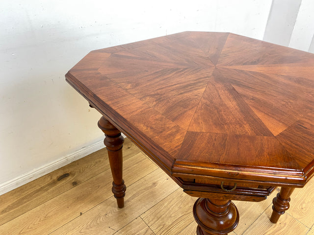 Vornehmer kleiner antiker Spieletisch in Nussbaum mit Balusterbeine und ausziehbaren Ablagen mit 7 Messing Aschenbechern I Tisch Holztisch Esstisch Küchentisch Spieltisch Pokertisch Kartentisch Gründerzeit Vintage I