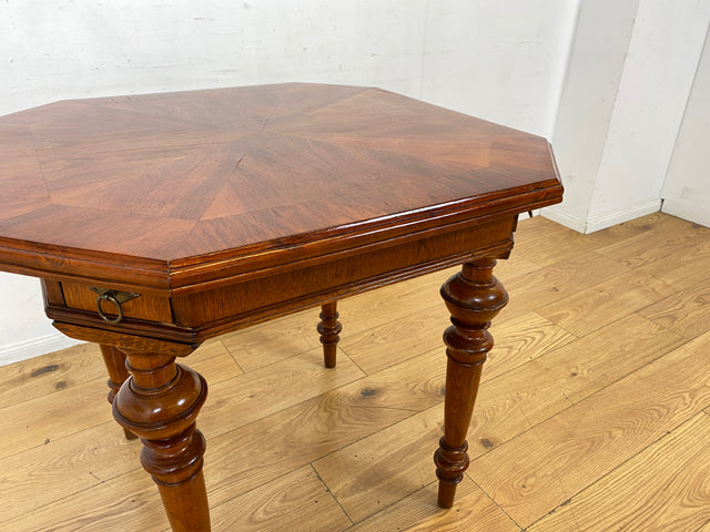 Vornehmer kleiner antiker Spieletisch in Nussbaum mit Balusterbeine und ausziehbaren Ablagen mit 7 Messing Aschenbechern I Tisch Holztisch Esstisch Küchentisch Spieltisch Pokertisch Kartentisch Gründerzeit Vintage I