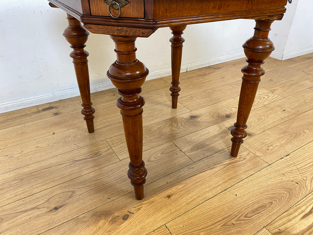 Vornehmer kleiner antiker Spieletisch in Nussbaum mit Balusterbeine und ausziehbaren Ablagen mit 7 Messing Aschenbechern I Tisch Holztisch Esstisch Küchentisch Spieltisch Pokertisch Kartentisch Gründerzeit Vintage I