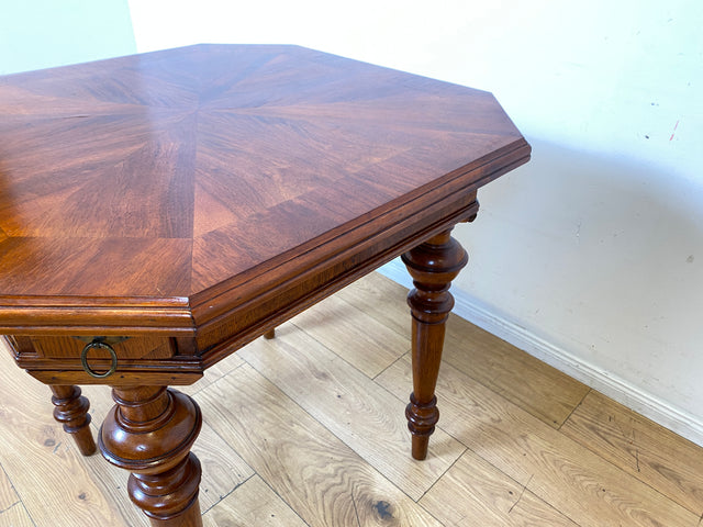 Vornehmer kleiner antiker Spieletisch in Nussbaum mit Balusterbeine und ausziehbaren Ablagen mit 7 Messing Aschenbechern I Tisch Holztisch Esstisch Küchentisch Spieltisch Pokertisch Kartentisch Gründerzeit Vintage I