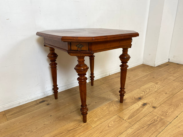 Vornehmer kleiner antiker Spieletisch in Nussbaum mit Balusterbeine und ausziehbaren Ablagen mit 7 Messing Aschenbechern I Tisch Holztisch Esstisch Küchentisch Spieltisch Pokertisch Kartentisch Gründerzeit Vintage I