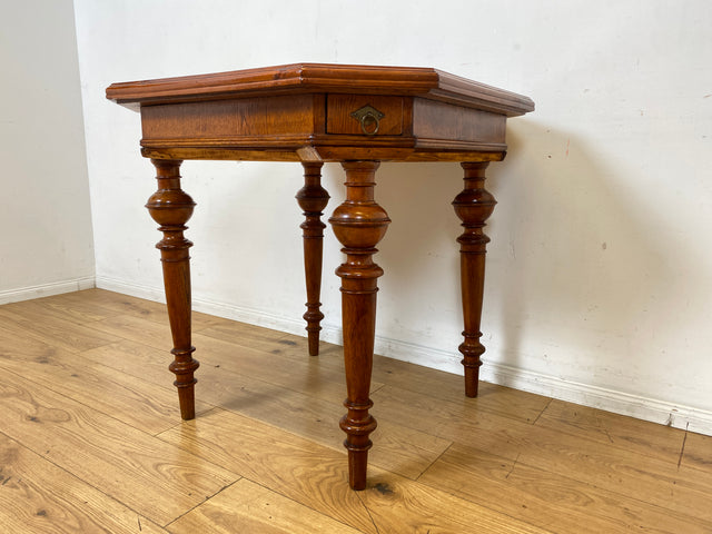 Vornehmer kleiner antiker Spieletisch in Nussbaum mit Balusterbeine und ausziehbaren Ablagen mit 7 Messing Aschenbechern I Tisch Holztisch Esstisch Küchentisch Spieltisch Pokertisch Kartentisch Gründerzeit Vintage I