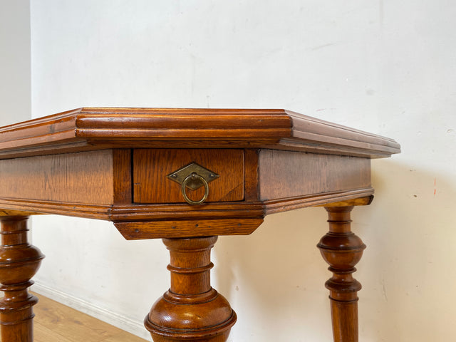 Vornehmer kleiner antiker Spieletisch in Nussbaum mit Balusterbeine und ausziehbaren Ablagen mit 7 Messing Aschenbechern I Tisch Holztisch Esstisch Küchentisch Spieltisch Pokertisch Kartentisch Gründerzeit Vintage I