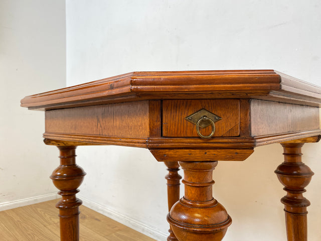 Vornehmer kleiner antiker Spieletisch in Nussbaum mit Balusterbeine und ausziehbaren Ablagen mit 7 Messing Aschenbechern I Tisch Holztisch Esstisch Küchentisch Spieltisch Pokertisch Kartentisch Gründerzeit Vintage I