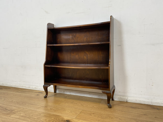 WMK I Elegantes kleines dunkles 60er Jahre Bücherregal im antiken Stil mit Cabriole-Füßen I Regal Holzregal Bücherschrank Blumenregal Chippendale Barock Vintage 50er I Berlin Heidelberg Bayern Bremen