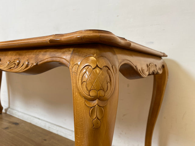 WMK I Wunderschöner großer handverzierter Stilmöbel Couchtisch in Nussbaum mit eleganten Cabriole Füßen