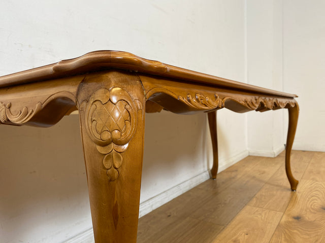 WMK I Wunderschöner großer handverzierter Stilmöbel Couchtisch in Nussbaum mit eleganten Cabriole Füßen