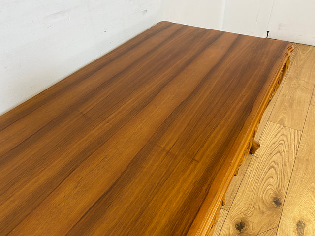 WMK I Wunderschöner großer handverzierter Stilmöbel Couchtisch in Nussbaum mit eleganten Cabriole Füßen