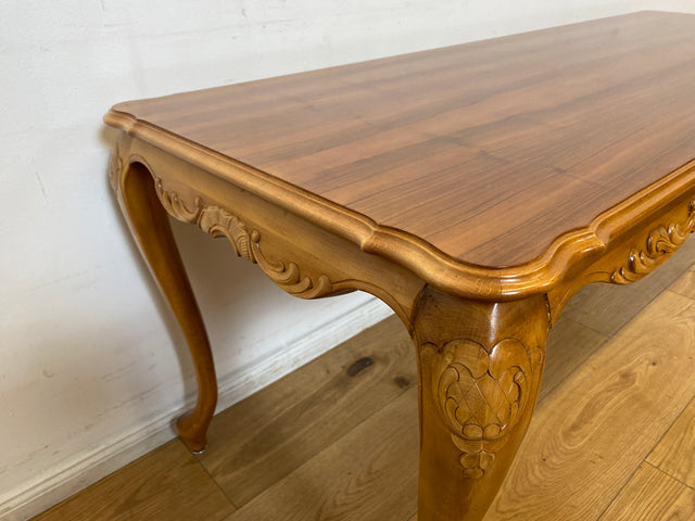 WMK I Wunderschöner großer handverzierter Stilmöbel Couchtisch in Nussbaum mit eleganten Cabriole Füßen