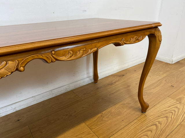 WMK I Wunderschöner großer handverzierter Stilmöbel Couchtisch in Nussbaum mit eleganten Cabriole Füßen