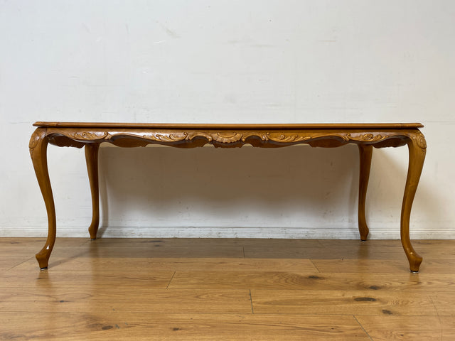 WMK I Wunderschöner großer handverzierter Stilmöbel Couchtisch in Nussbaum mit eleganten Cabriole Füßen