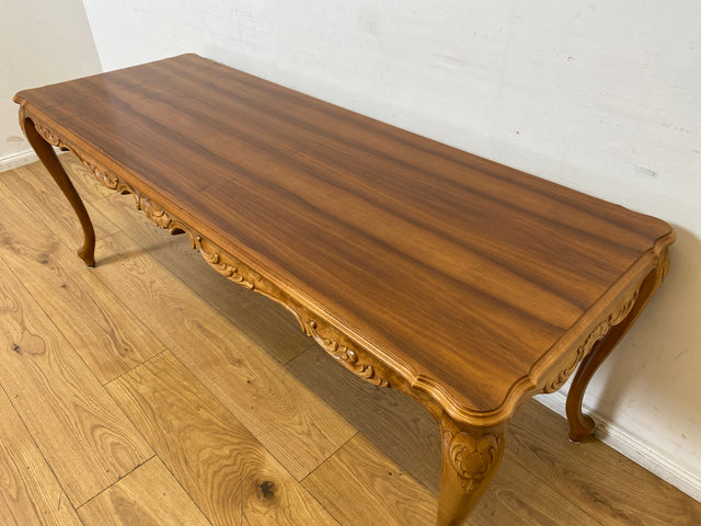 WMK I Wunderschöner großer handverzierter Stilmöbel Couchtisch in Nussbaum mit eleganten Cabriole Füßen
