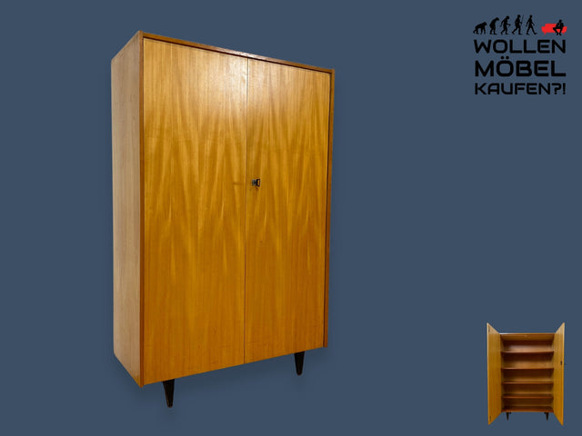 Stilvoller heller 60er Jahre Wäscheschrank auf zeittypischen konischen Füßen