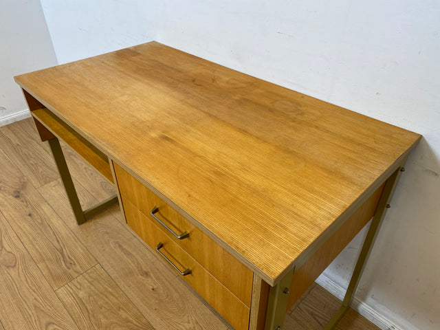 WMK I Stilvoller heller 70er Jahre Schreibtisch , freistellend mit Regal & Kufen Füßen aus Metall I Writing Desk Bürotisch Arbeitstisch Computertisch Retro Mid-Century Vintage I Berlin Leipzig Bremen