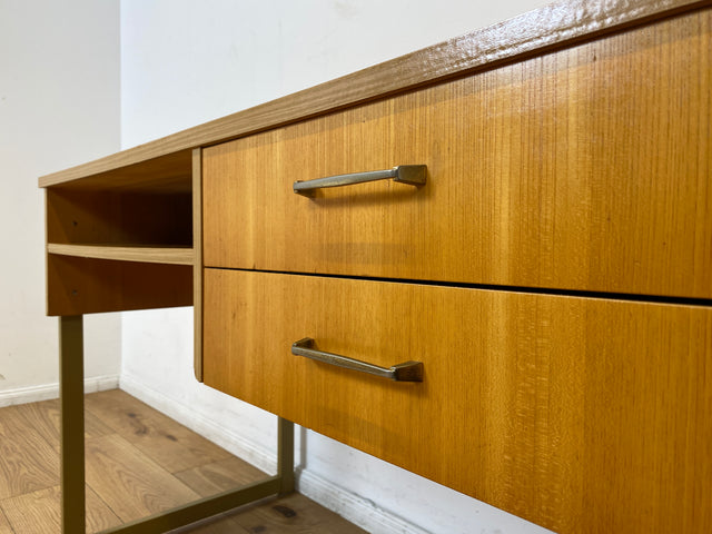 WMK I Stilvoller heller 70er Jahre Schreibtisch , freistellend mit Regal & Kufen Füßen aus Metall I Writing Desk Bürotisch Arbeitstisch Computertisch Retro Mid-Century Vintage I Berlin Leipzig Bremen