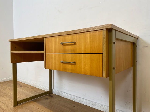 WMK I Stilvoller heller 70er Jahre Schreibtisch , freistellend mit Regal & Kufen Füßen aus Metall I Writing Desk Bürotisch Arbeitstisch Computertisch Retro Mid-Century Vintage I Berlin Leipzig Bremen