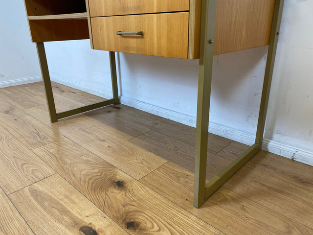 WMK I Stilvoller heller 70er Jahre Schreibtisch , freistellend mit Regal & Kufen Füßen aus Metall I Writing Desk Bürotisch Arbeitstisch Computertisch Retro Mid-Century Vintage I Berlin Leipzig Bremen