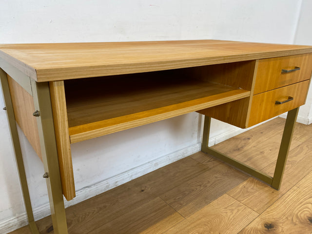 WMK I Stilvoller heller 70er Jahre Schreibtisch , freistellend mit Regal & Kufen Füßen aus Metall I Writing Desk Bürotisch Arbeitstisch Computertisch Retro Mid-Century Vintage I Berlin Leipzig Bremen