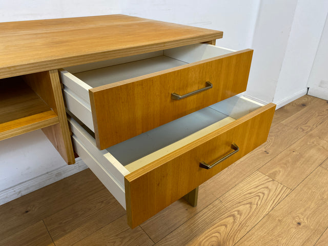 WMK I Stilvoller heller 70er Jahre Schreibtisch , freistellend mit Regal & Kufen Füßen aus Metall I Writing Desk Bürotisch Arbeitstisch Computertisch Retro Mid-Century Vintage I Berlin Leipzig Bremen