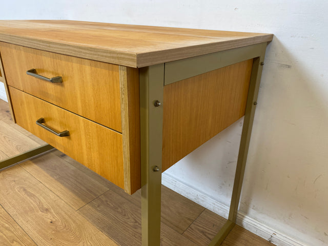 WMK I Stilvoller heller 70er Jahre Schreibtisch , freistellend mit Regal & Kufen Füßen aus Metall I Writing Desk Bürotisch Arbeitstisch Computertisch Retro Mid-Century Vintage I Berlin Leipzig Bremen