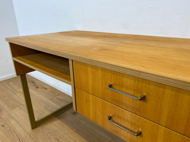 WMK I Stilvoller heller 70er Jahre Schreibtisch , freistellend mit Regal & Kufen Füßen aus Metall I Writing Desk Bürotisch Arbeitstisch Computertisch Retro Mid-Century Vintage I Berlin Leipzig Bremen