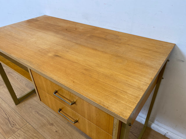 WMK I Stilvoller heller 70er Jahre Schreibtisch , freistellend mit Regal & Kufen Füßen aus Metall I Writing Desk Bürotisch Arbeitstisch Computertisch Retro Mid-Century Vintage I Berlin Leipzig Bremen