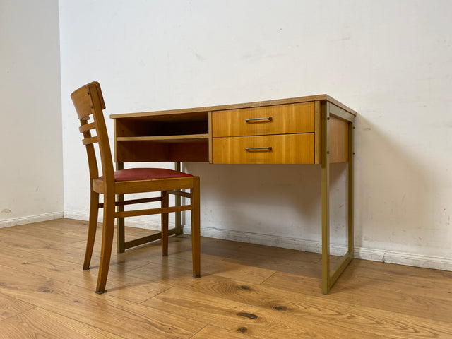 WMK I Stilvoller heller 70er Jahre Schreibtisch , freistellend mit Regal & Kufen Füßen aus Metall I Writing Desk Bürotisch Arbeitstisch Computertisch Retro Mid-Century Vintage I Berlin Leipzig Bremen