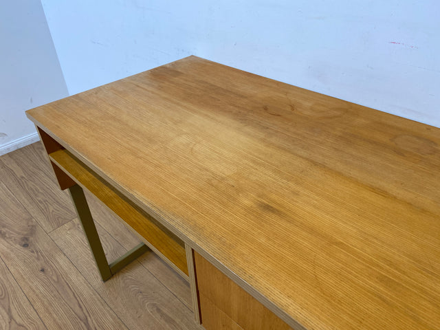 WMK I Stilvoller heller 70er Jahre Schreibtisch , freistellend mit Regal & Kufen Füßen aus Metall I Writing Desk Bürotisch Arbeitstisch Computertisch Retro Mid-Century Vintage I Berlin Leipzig Bremen