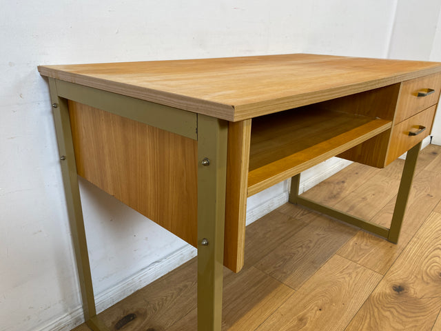 WMK I Stilvoller heller 70er Jahre Schreibtisch , freistellend mit Regal & Kufen Füßen aus Metall I Writing Desk Bürotisch Arbeitstisch Computertisch Retro Mid-Century Vintage I Berlin Leipzig Bremen