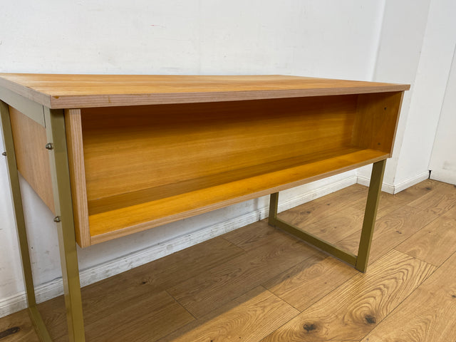 WMK I Stilvoller heller 70er Jahre Schreibtisch , freistellend mit Regal & Kufen Füßen aus Metall I Writing Desk Bürotisch Arbeitstisch Computertisch Retro Mid-Century Vintage I Berlin Leipzig Bremen