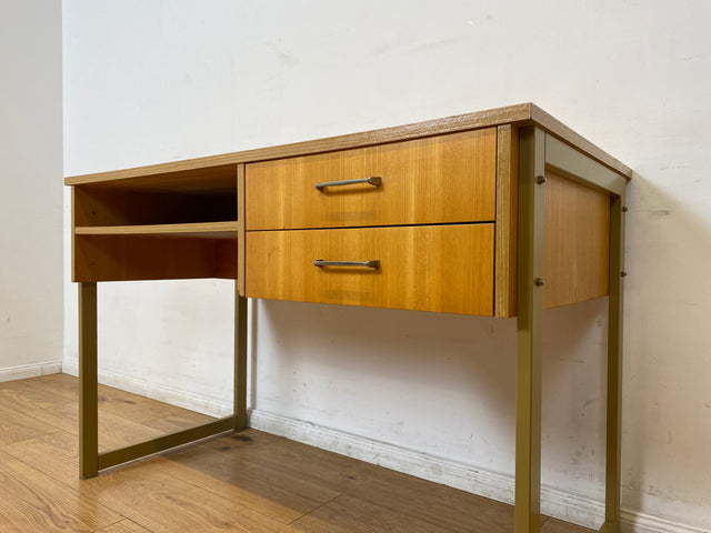 WMK I Stilvoller heller 70er Jahre Schreibtisch , freistellend mit Regal & Kufen Füßen aus Metall I Writing Desk Bürotisch Arbeitstisch Computertisch Retro Mid-Century Vintage I Berlin Leipzig Bremen