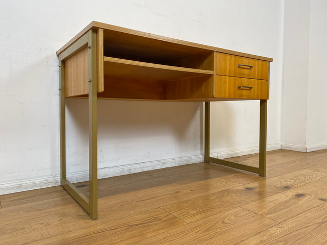 WMK I Stilvoller heller 70er Jahre Schreibtisch , freistellend mit Regal & Kufen Füßen aus Metall I Writing Desk Bürotisch Arbeitstisch Computertisch Retro Mid-Century Vintage I Berlin Leipzig Bremen