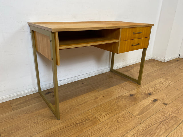 WMK I Stilvoller heller 70er Jahre Schreibtisch , freistellend mit Regal & Kufen Füßen aus Metall I Writing Desk Bürotisch Arbeitstisch Computertisch Retro Mid-Century Vintage I Berlin Leipzig Bremen