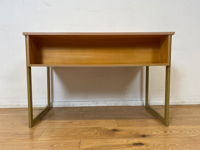 WMK I Stilvoller heller 70er Jahre Schreibtisch , freistellend mit Regal & Kufen Füßen aus Metall I Writing Desk Bürotisch Arbeitstisch Computertisch Retro Mid-Century Vintage I Berlin Leipzig Bremen