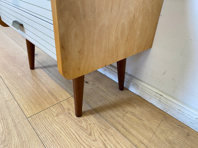 WMK I Formschöner heller Mid-Century Nachttisch mit Schubladen und konischen Füßen I Nachtschrank Nachtschränkchen Nachtkommode Kommode Beistelltisch Ablage Vintage 50er 60er I Berlin Köln Bayern