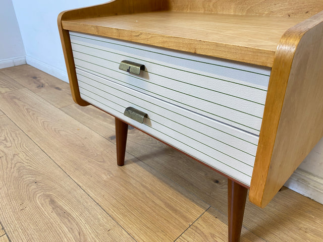 WMK I Formschöner heller Mid-Century Nachttisch mit Schubladen und konischen Füßen I Nachtschrank Nachtschränkchen Nachtkommode Kommode Beistelltisch Ablage Vintage 50er 60er I Berlin Köln Bayern