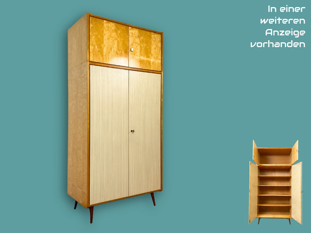 WMK I Formschöner heller Mid-Century Nachttisch mit Schubladen und konischen Füßen I Nachtschrank Nachtschränkchen Nachtkommode Kommode Beistelltisch Ablage Vintage 50er 60er I Berlin Köln Bayern