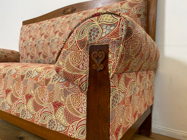 WMK I Wunderschönes historisches Sofa mit hochwertigem Bezug, handverziertem Holzrahmen und Federkern
