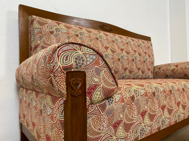 WMK I Wunderschönes historisches Sofa mit hochwertigem Bezug, handverziertem Holzrahmen und Federkern