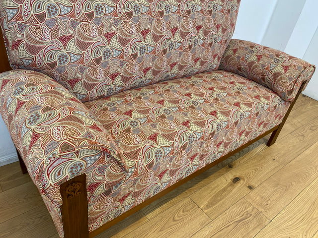 WMK I Wunderschönes historisches Sofa mit hochwertigem Bezug, handverziertem Holzrahmen und Federkern