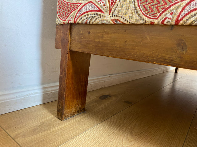WMK I Wunderschönes historisches Sofa mit hochwertigem Bezug, handverziertem Holzrahmen und Federkern