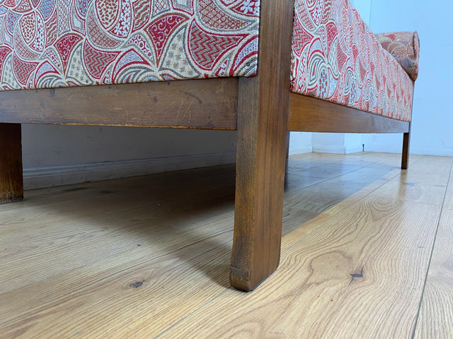 WMK I Wunderschönes historisches Sofa mit hochwertigem Bezug, handverziertem Holzrahmen und Federkern