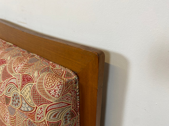 WMK I Wunderschönes historisches Sofa mit hochwertigem Bezug, handverziertem Holzrahmen und Federkern