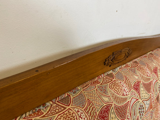 WMK I Wunderschönes historisches Sofa mit hochwertigem Bezug, handverziertem Holzrahmen und Federkern
