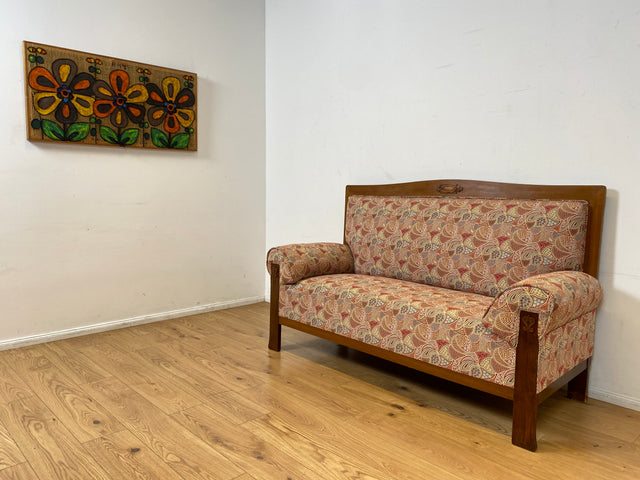 WMK I Wunderschönes historisches Sofa mit hochwertigem Bezug, handverziertem Holzrahmen und Federkern