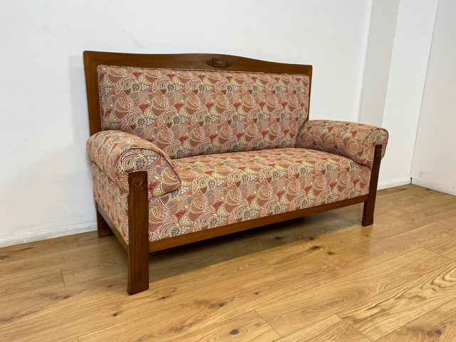 WMK I Wunderschönes historisches Sofa mit hochwertigem Bezug, handverziertem Holzrahmen und Federkern