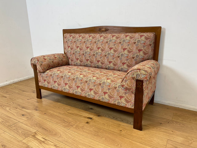 WMK I Wunderschönes historisches Sofa mit hochwertigem Bezug, handverziertem Holzrahmen und Federkern